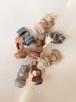 Konges Sløjd Maddispenser Til Frugt, Hamster & Citron - Warm Clay/Quicksilver* Bideringe