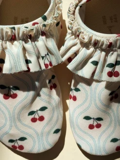 Konges Sløjd Manuca Badesko - Cherry Motif*Born Badesko