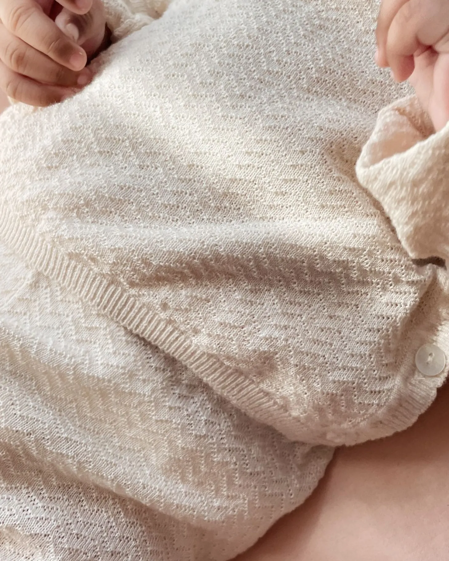Konges Sløjd Minu Striksaet Med Hulmonster Gots - White Swan*Born Cardigans