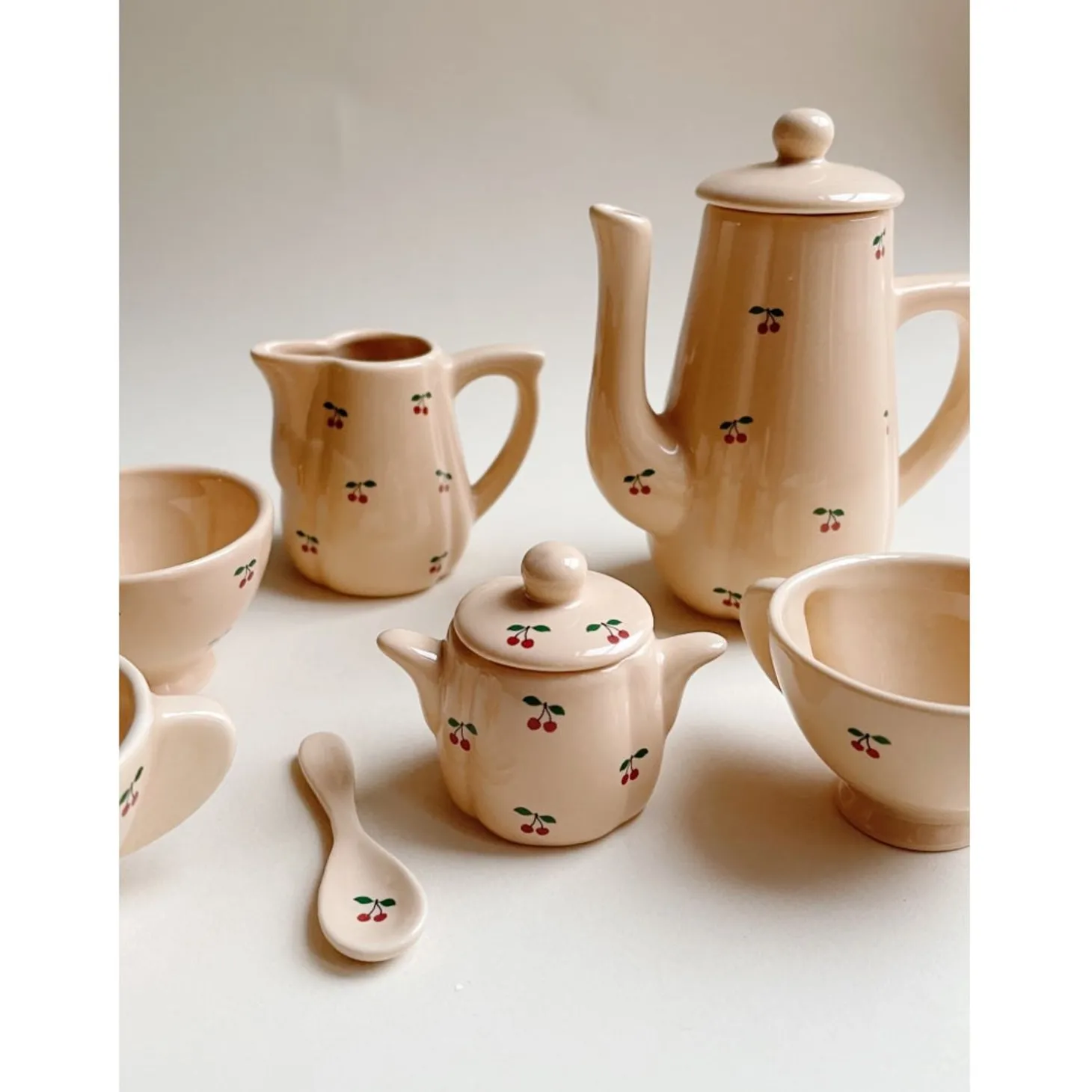 Konges Sløjd Tesaet I Porcelaen - Cherry* Kunst & Kreativitet